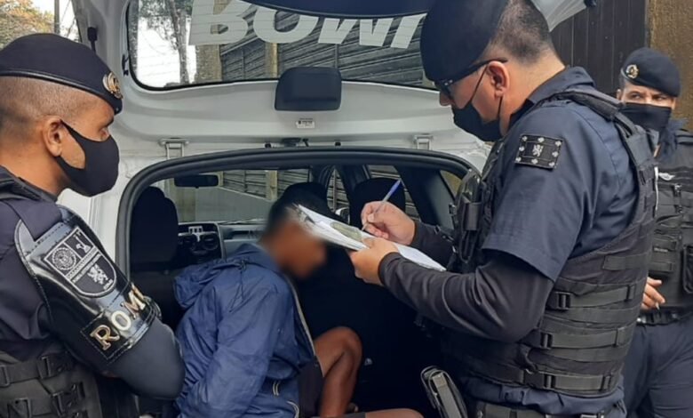 Dupla é flagrada cometendo roubo em São Vicente, foge, mas é presa