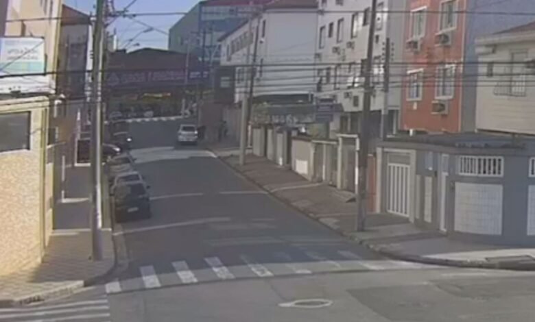 Trio rouba idosa em São Vicente