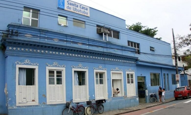 Funcionários da Santa Casa de Ubatuba fazem protesto na Prefeitura