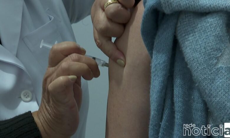 Santos volta a aplicar vacina contra a Covid-19