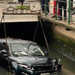 Carro luxuoso cai em canal de Santos