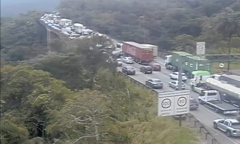 Carretas batem e provocam congestionamento na Imigrantes