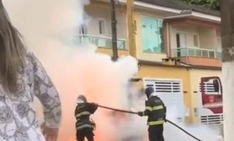 Carro sofre incêndio em Praia Grande