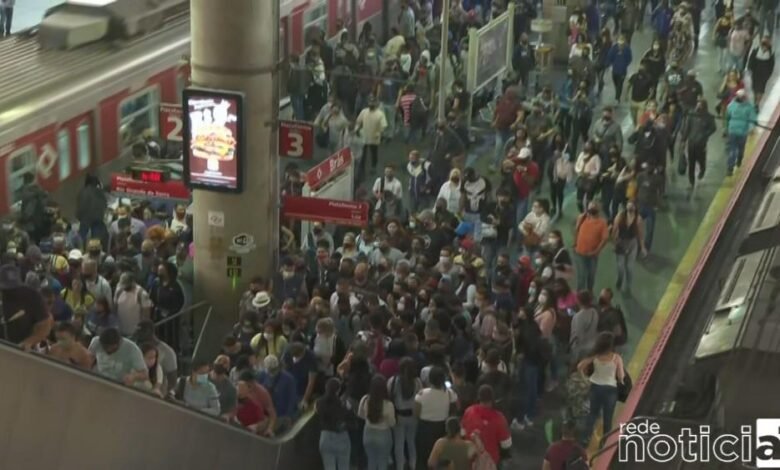 Um dia de caos na CPTM. Funcionários paralisam circulação de trens