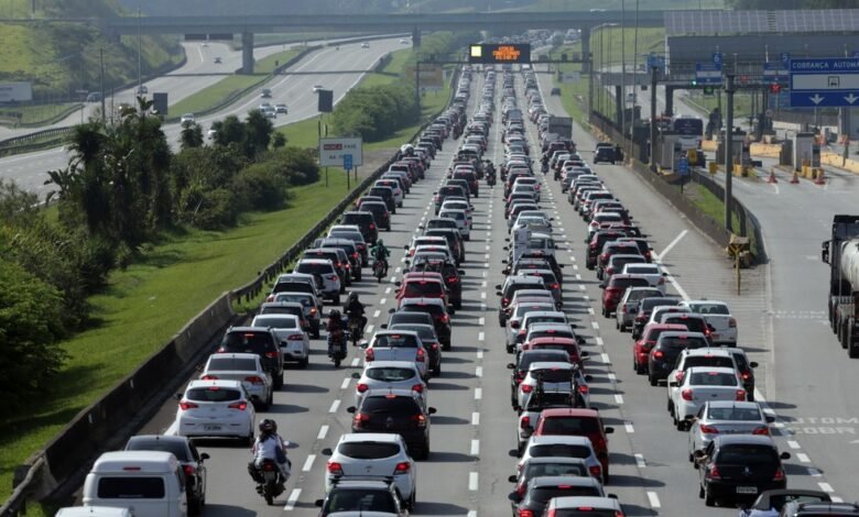 Mesmo na pandemia, estradas do Litoral ficam lotadas