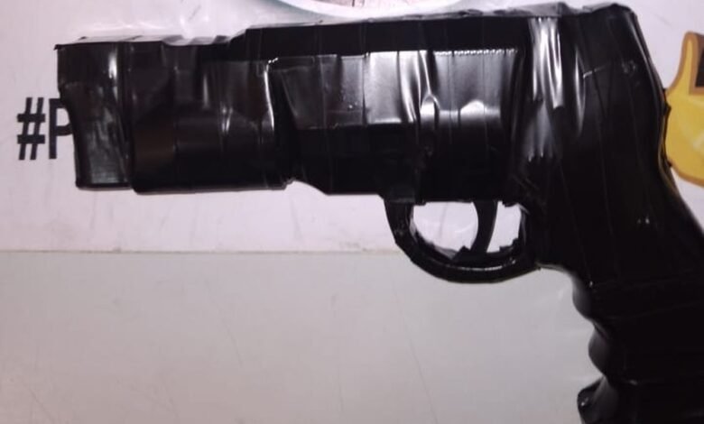 Dupla é presa após roubar passageiro em ponto de ônibus de São Vicente