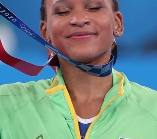 A ginasta Rebeca Andrade ganhou a medalha de ouro no salto sobre a mesa nas Olimpíadas de Tóquio. Ela já tinha conquistado a prata no individual geral