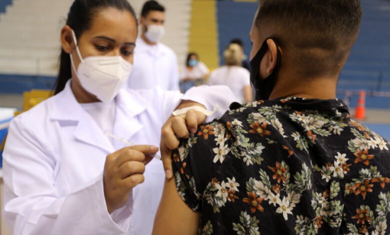 Saiba como será a vacinação contra a Covid-19 na Baixada durante o feriado prolongado
