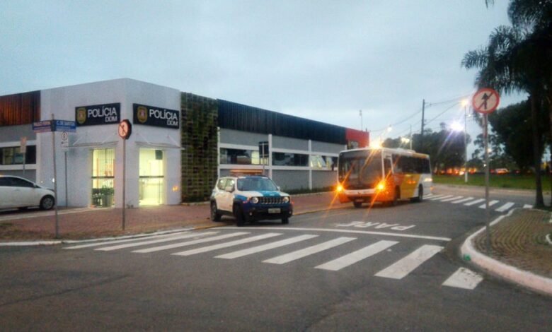 Policial que atirou acidentalmente na esposa teria escorregado em garrafa