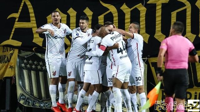 Athletico-PR se impõe no Uruguai, vence o Peñarol e garante vantagem na semifinal da Sul-americana