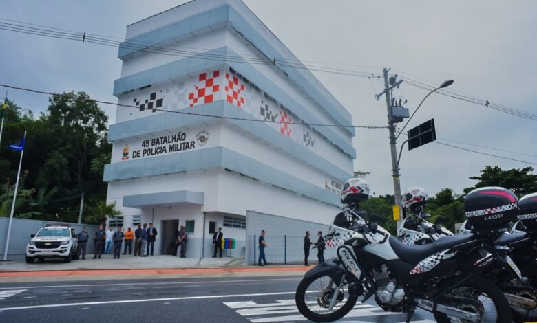 Policial exige dinheiro a homem abordado e vai preso