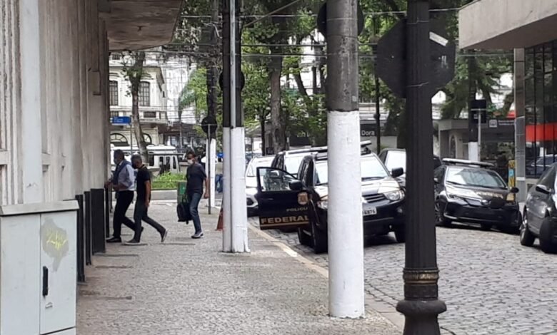 Polícia Federal leva o prefeito e o secretário de Educação de Guarujá pra a delegacia