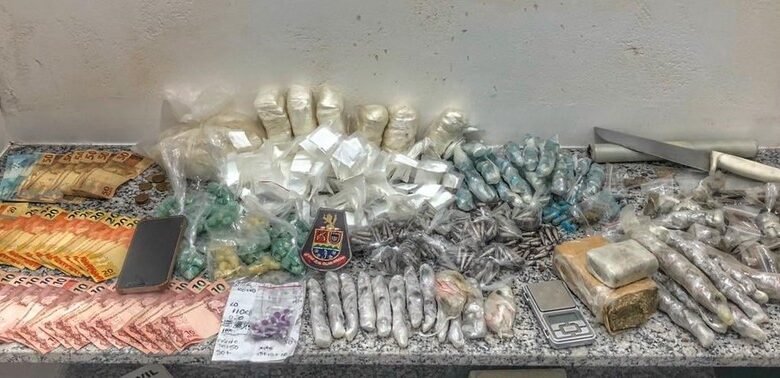 Polícia prende quatro pessoas com mais de 2,5 mil porções de drogas em Caraguatatuba