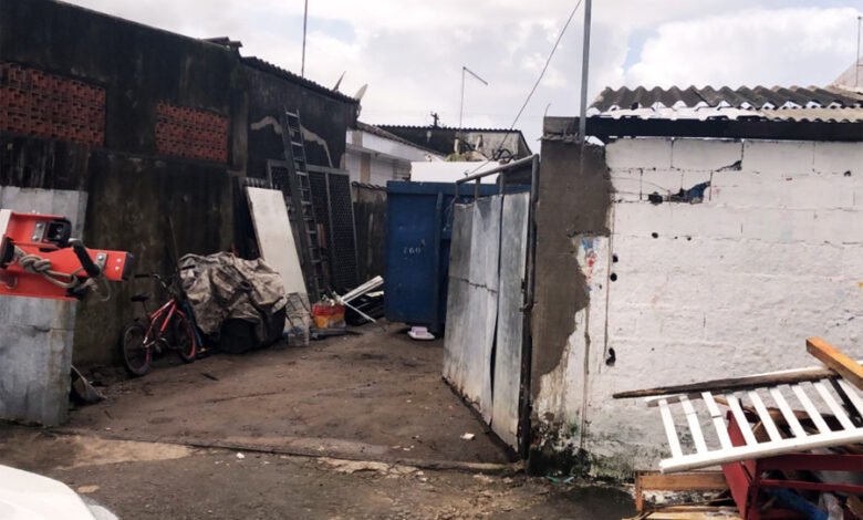 Ferro velho que funcionava com ligação elétrica clandestina é encontrado em São Vicente