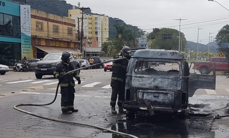 Kombi pega fogo e fica completamente destruída em Caraguatatuba