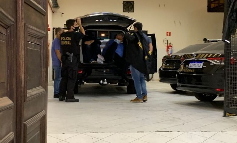 Prefeito e secretário de Educação de Guarujá são presos pela Polícia Federal