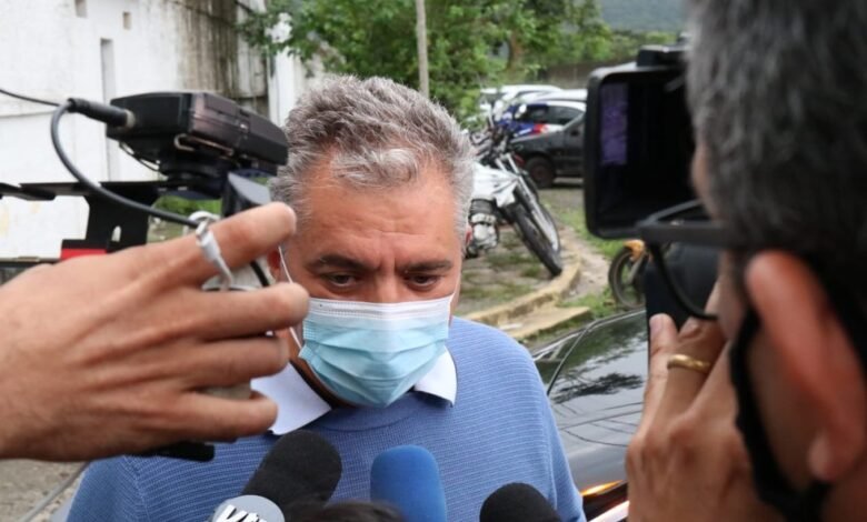 Prefeito de Guarujá e secretário de Educação são soltos pela Justiça