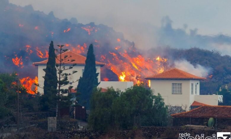 Vulcão das Ilhas Canárias explode e atinge casas