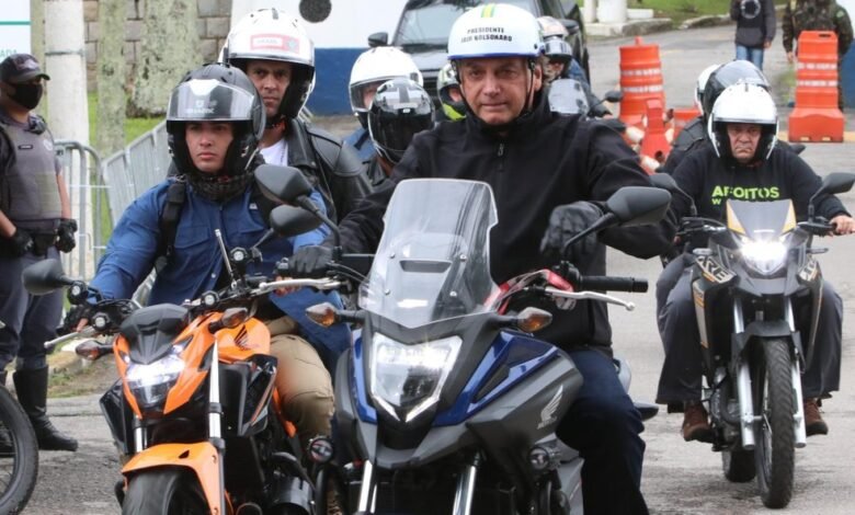 Bolsonaro dá rolê de moto no Guarujá sem máscara e viseira