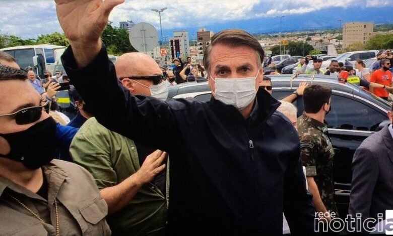 De máscara, Jair Bolsonaro vai ao Santuário de Aparecida acompanhar a festa