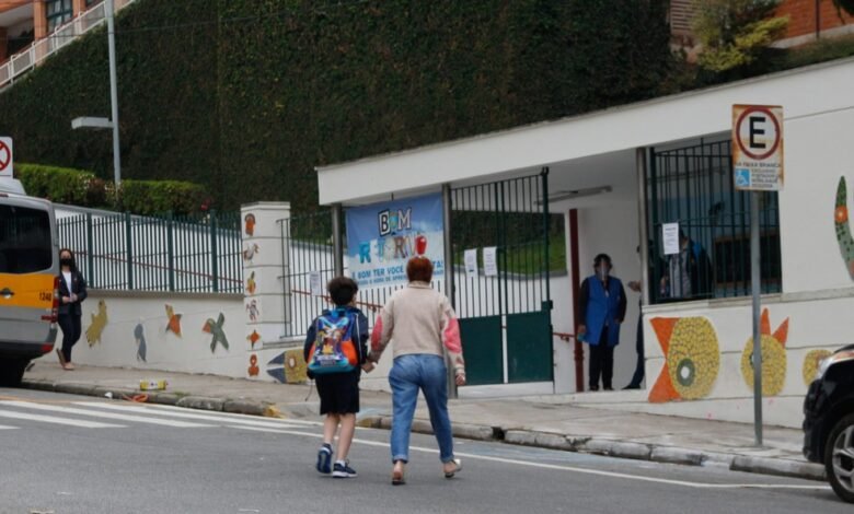 Escolas estaduais de São Paulo retomam as aulas presenciais com 100% dos alunos
