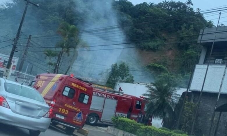 Viatura da polícia sofre incêndio e chamas atingem delegacia de Guarujá