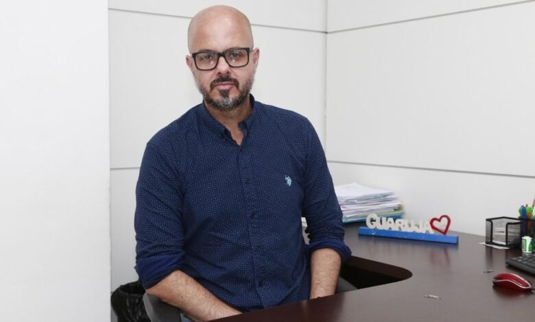 Secretário de Educação de Guarujá se afasta do cargo por um mês