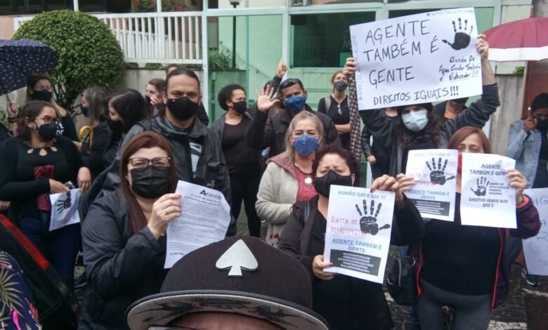 Funcionários de escolas estaduais fazem protesto em diretorias regionais da Baixada