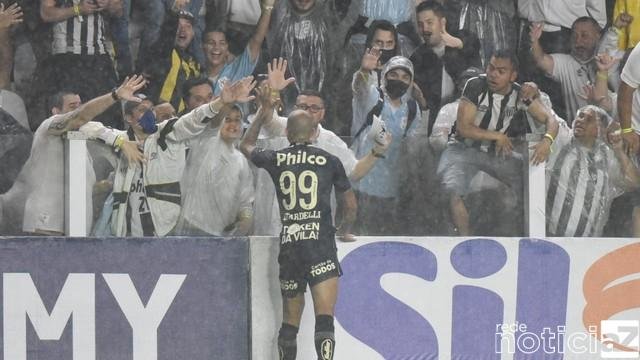 Santos vence o Fluminense e sai da zona do rebaixamento do Brasileirão