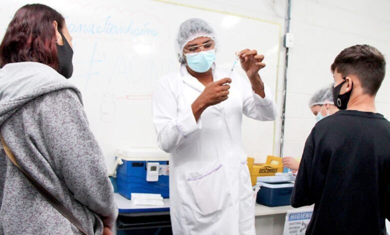 Alunos de Itanhaém recebem a segunda dose da vacina contra a Covid-19