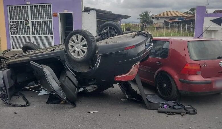 Carro capota e deixa criança e adultos feridos em Itanhaém