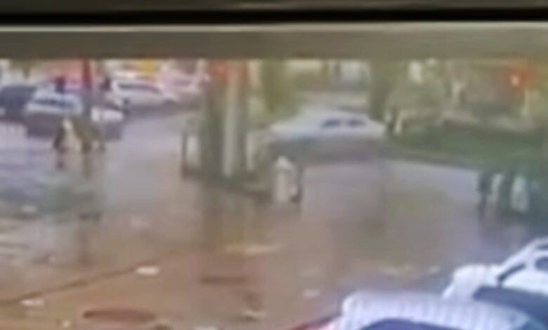 Carro sai de ré e quase cai em canal de Santos