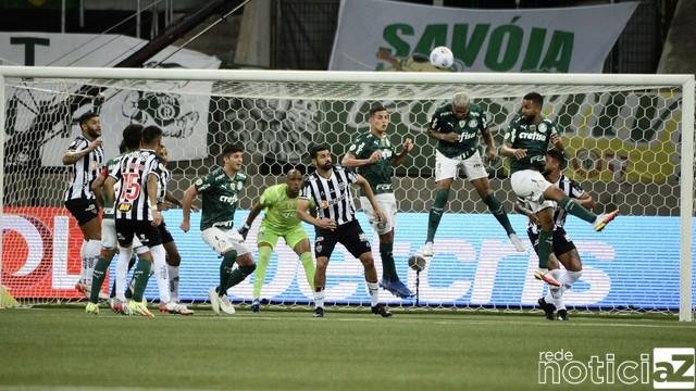 Palmeiras fica duas vezes em vantagem, mas tropeça contra o Atlético-MG no Brasileirão
