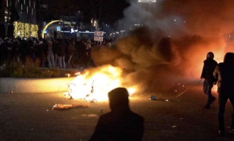 População fica ferida durante protestos contra lockdown na Holanda