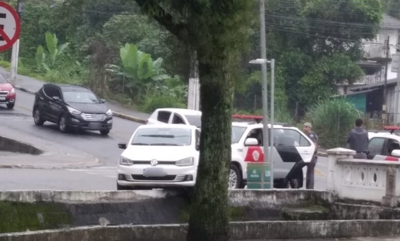 Homem pula de carro em movimento após assalto