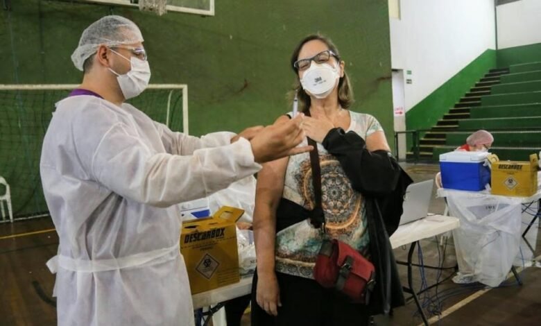 Pessoas com 50 anos ou mais vão receber dose de reforço em Santos