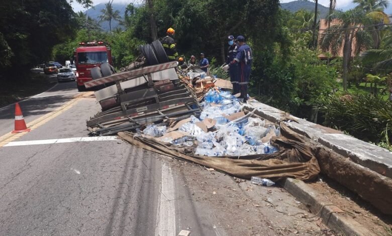 Caminhão tomba na Rio-Santos e mata passageiro