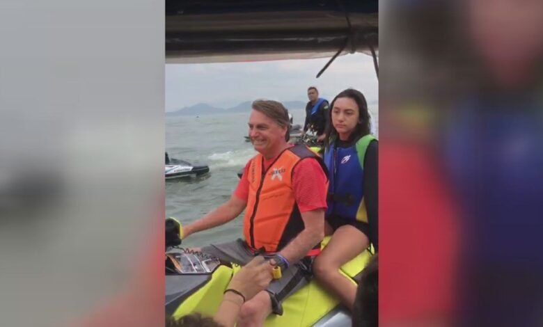 Bolsonaro fica com a filha e anda de moto aquática em Praia Grande
