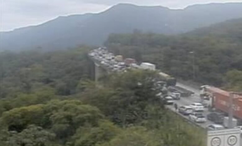 Caminhão e carreta provocam acidente e interditam a Anchieta