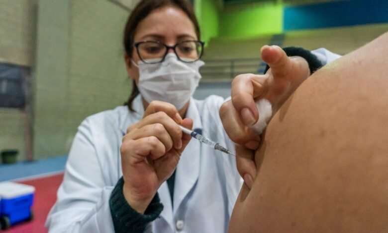 Começa a aplicação da 4ª dose da vacina contra a Covid-19 em Santos e Bertioga