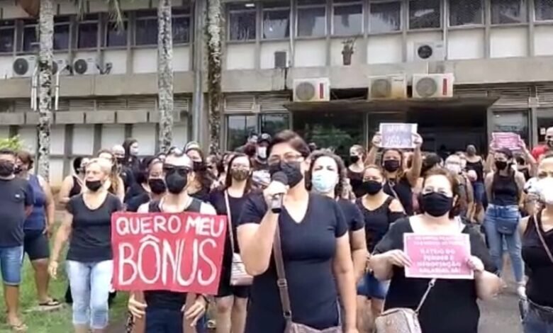 Professores de Peruíbe protestam pedindo benefícios