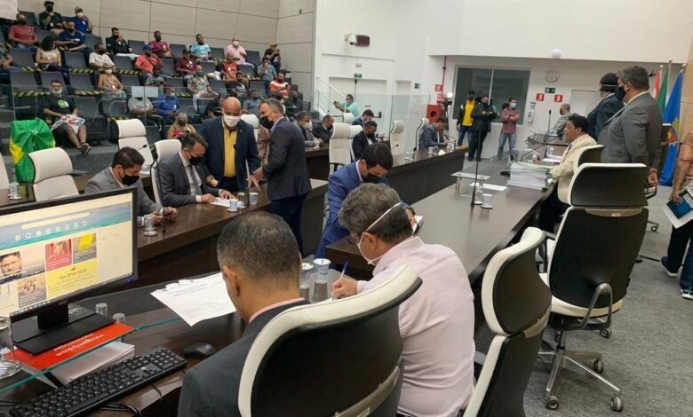 Julgamento de impeachment do prefeito de Guarujá passa de 16 horas