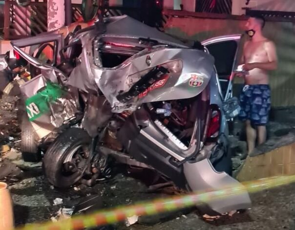 VÍDEO - Motorista dorme no ponto e carros são destruídos