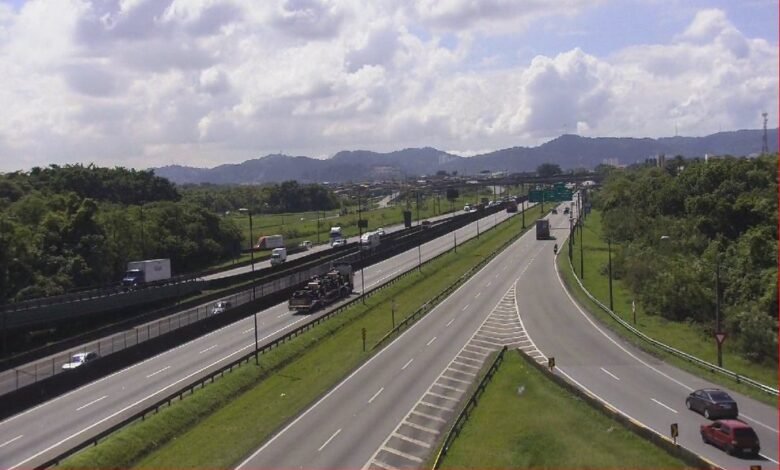 VÍDEO - Carro sofre capote na Anchieta