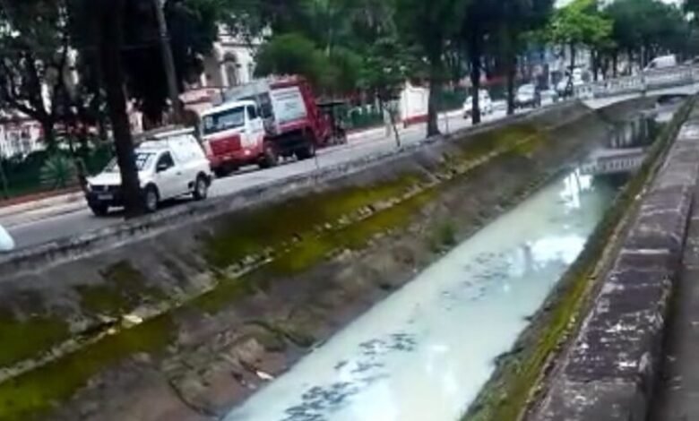 Água branca toma conta de canal de Santos
