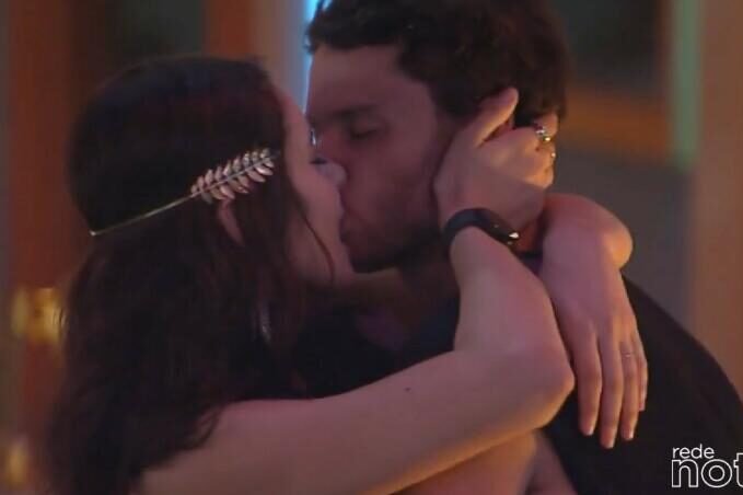 Primeiro beijo no BBB 22 rola na Festa do Líder