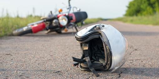 Motociclista bate contra poste em rodovia de Caraguatatuba e morre