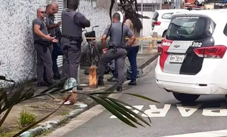 Homem é encontrado com marcas de tiros no Guarujá