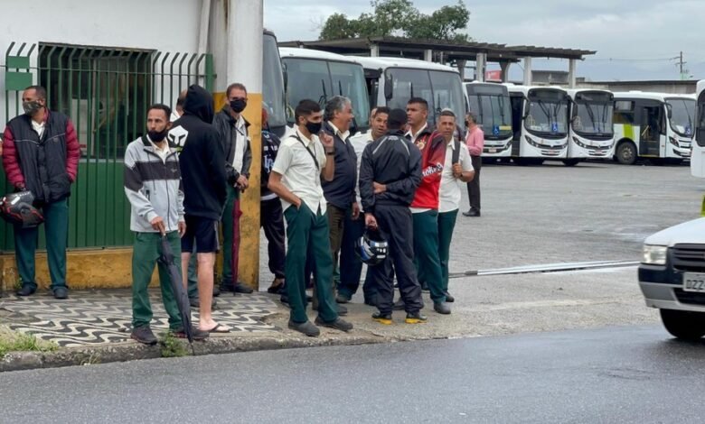 São Vicente começa a semana com protesto e poucos ônibus
