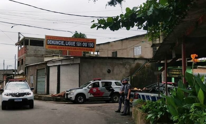 Polícia 'responde' a facção criminosa e deixa faixa pedindo denúncia em comunidade de Cubatão